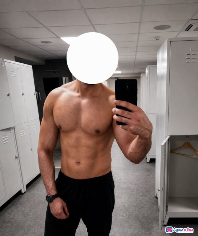Two friends, 28, are looking for a girl for a threesome.