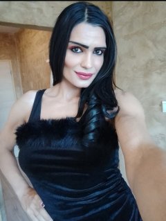 Erining oldida ogziga sikadi