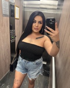 Опитна палава брюнетка 🤩
