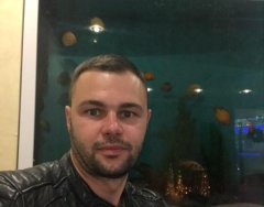 Младо момче търси компания