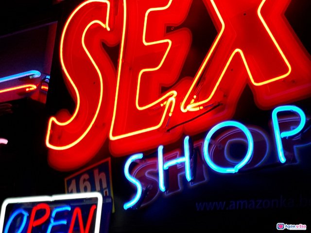 SEX SHOP Студентски Град до входа на Фантастико зад Виваком - снимка 4